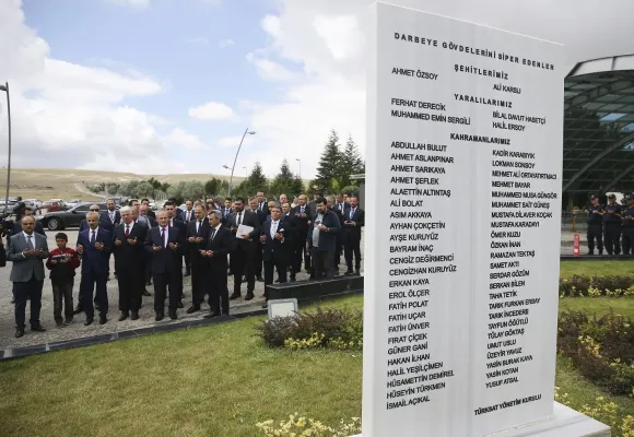 Bakan Turhan: “Sayın Cumhurbaşkanımız Recep Tayyip Erdoğan'ın işareti ve Başbakanımız Binali Yıldırım'ın talimatıyla harekete geçen Türksat'ın Gölbaşı yerleşkesindeki 54 personel bu silahlı, alçak tecavüze vücutlarını siper ettiler”