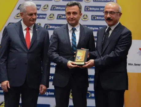 TBD gives Informatics and Democracy Award to Türksat and its Martyrs