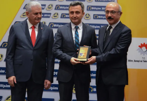 TBD'den Türksat'a ve Şehitlerimize Bilişim ve Demokrasi Ödülü