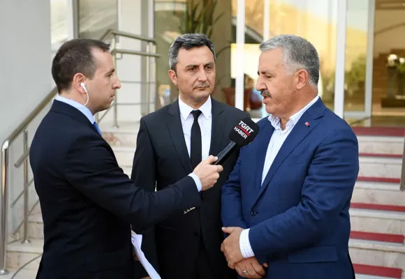 Bakan Arslan, Türksat’ta incelemelerde bulundu